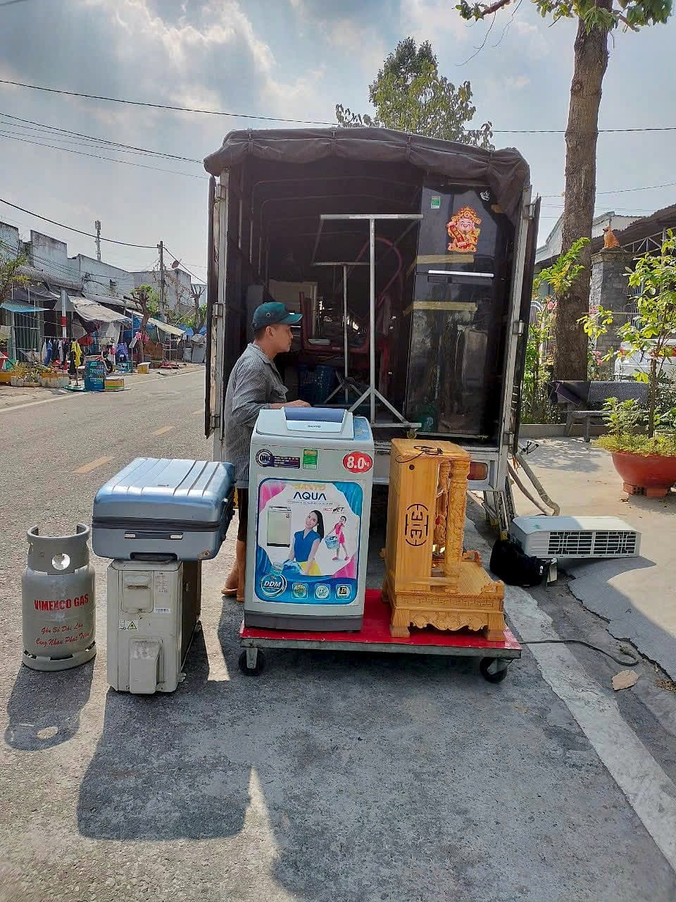 Máy giặt, vali, bình gas và máy lạnh tập kết sau xe tải