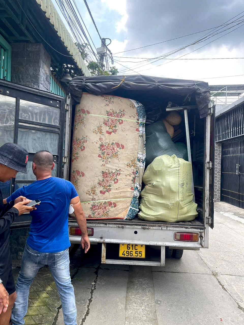 Xe tải có bạt che chất nệm và đồ đạc chuyển trọ