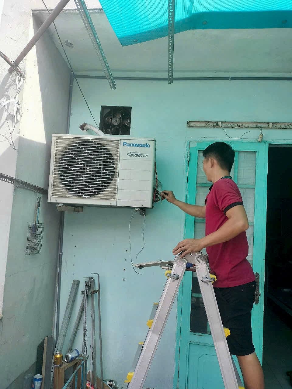 Thợ đứng thang tháo lắp cục nóng máy lạnh tại Thủ Dầu Một