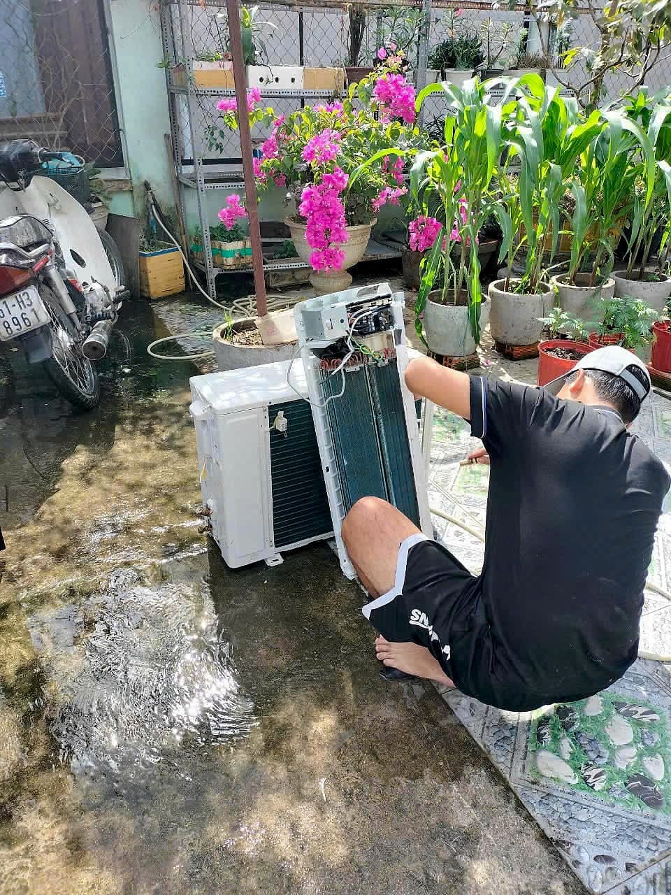 Thợ xịt rửa dàn lạnh máy lạnh sau khi tháo